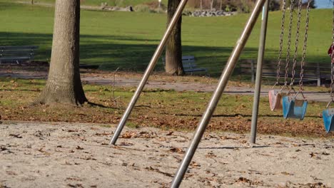 Leerer-Spielplatz-Mit-Schaukeln,-Die-Sanft-Im-Wind-Wehen,-Zeitlupe