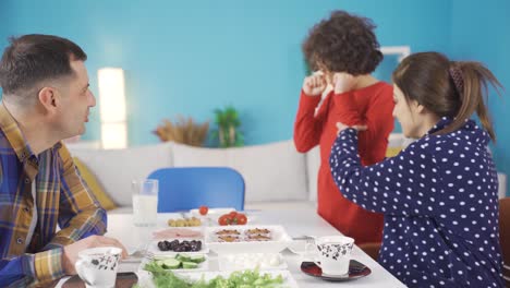 familia feliz disfrutando del desayuno juntos.