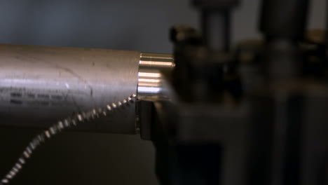 máquina de ingeniería en taller de metal
