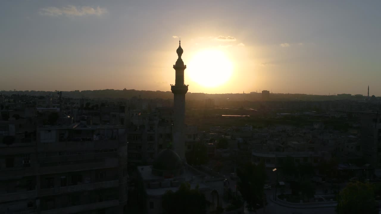 una mezquita siria bajo la puesta de sol. podemos ver la ciudad de alepo en todo el horizonte 4k