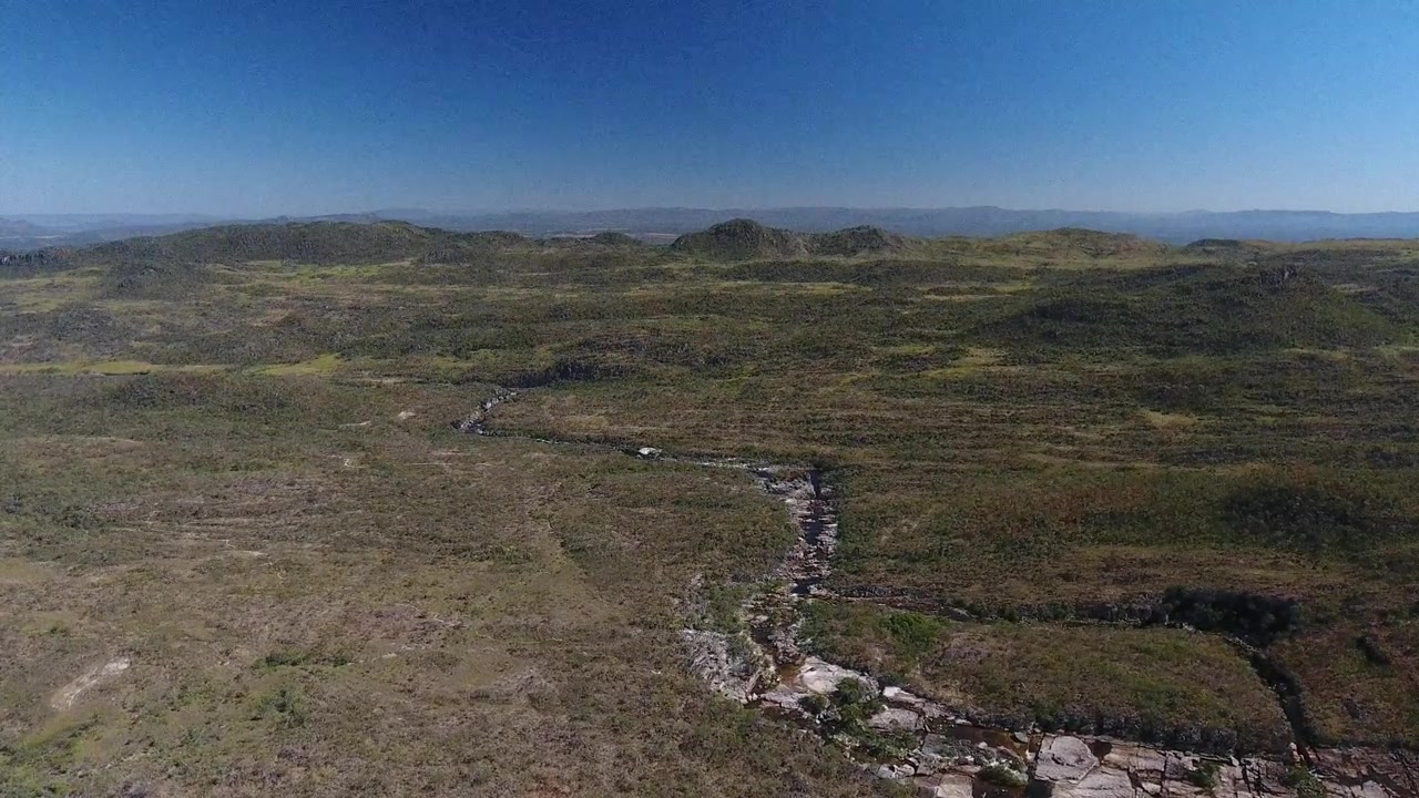 Vista aerea mozzafiato su Chapada dos Veadeiros, Alto Paraíso de Goiás, Brasile, catturata da drone