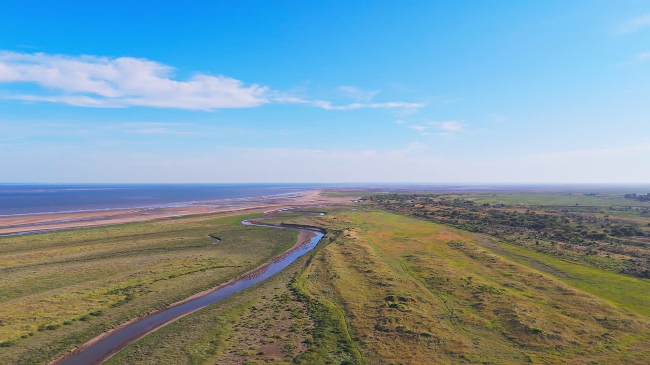Scena costiera inglese. Ampie spiagge della costa del Lincolnshire. Riprese video aeree che mostrano il Mare del Nord e la costa orientale. Riserva Naturale Nazionale di Gibraltar Point vicino a Skegness. Paesaggio naturale incontaminato