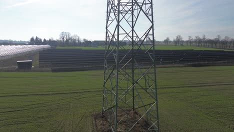 Poste-De-Energía-De-Cerca-De-Abajo-Hacia-Arriba-Vista-Aérea-Boom-Up