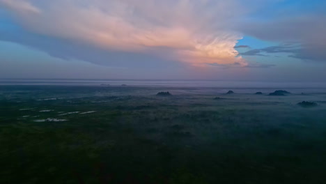 Paisaje-Nublado-Brillante-Y-Paisaje-Brumoso-Del-Parque-Nacional-En-Letonia,-Vista-Aérea