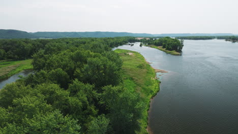 Exuberante-Follaje-Forestal-En-El-Río-Mississippi-En-Wabasha,-Minnesota