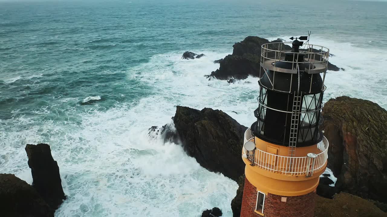 Primo piano, ripresa statica con drone della galleria e della sala della lanterna del faro di Ness.