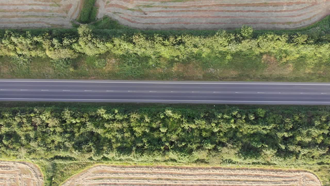 화창한 영국 시골길의 조감도