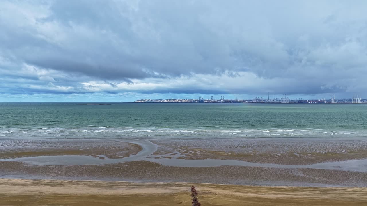 Pantai Plage de Pennedepie menghadap Pelabuhan Le Havre, Prancis, dalam pandangan udara yang menanjak.