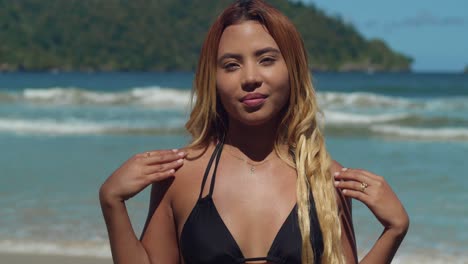 rostro de cerca de una vibrante adolescente hispana, adornada con un bikini, encuentra alegría en una playa del caribe con su suave arena blanca