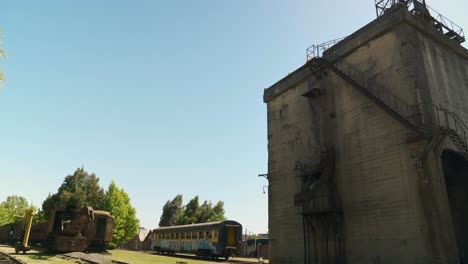 Toma-Cinematográfica-De-Una-Antigua-Torre-De-Control-De-La-Minería-Del-Carbón-Con-Autos-Oxidados-Y-Vías-Férreas-En-El-Museo-Del-Ferrocarril-En-Temuco,-Chile