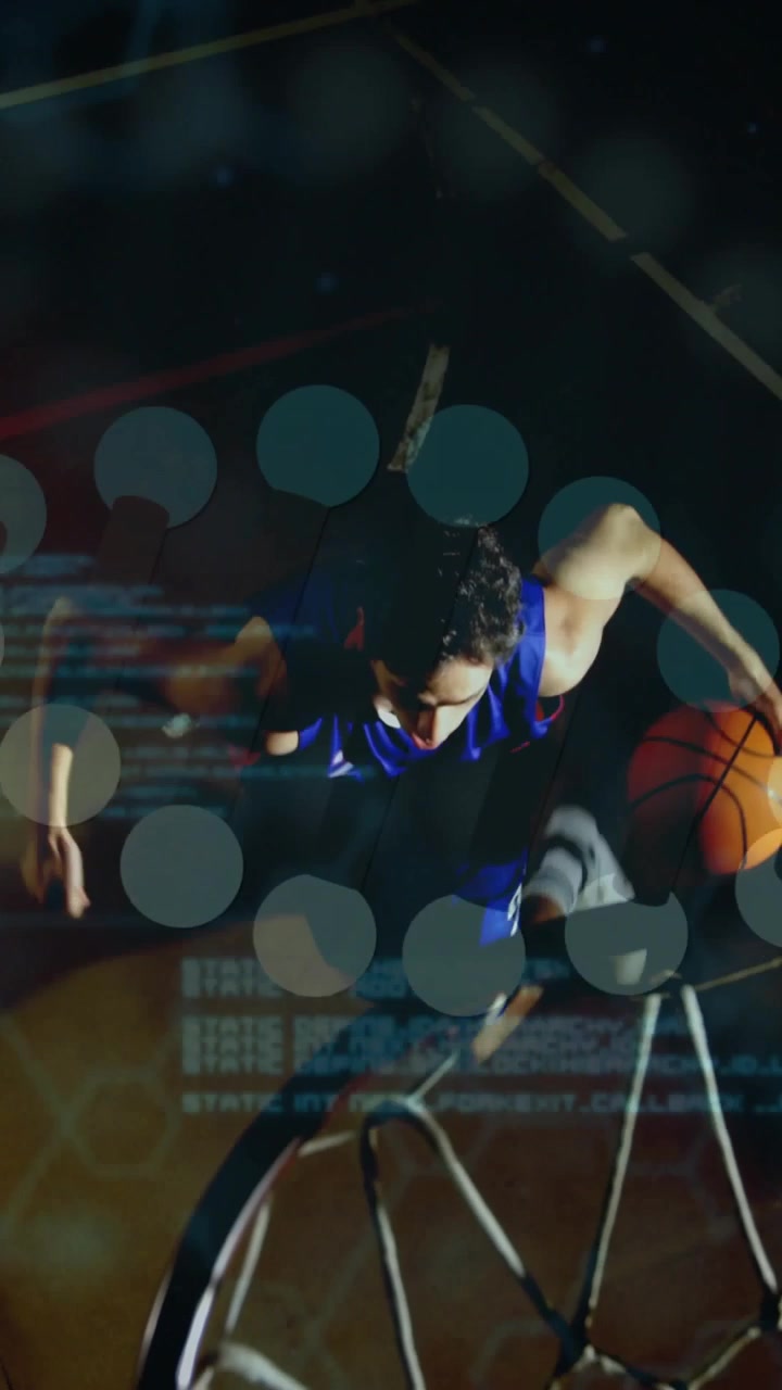 Video vertical: Jugador de baloncesto agachándose y driblando, avanzando, elevándose y anotando con un patrón hexagonal en movimiento.