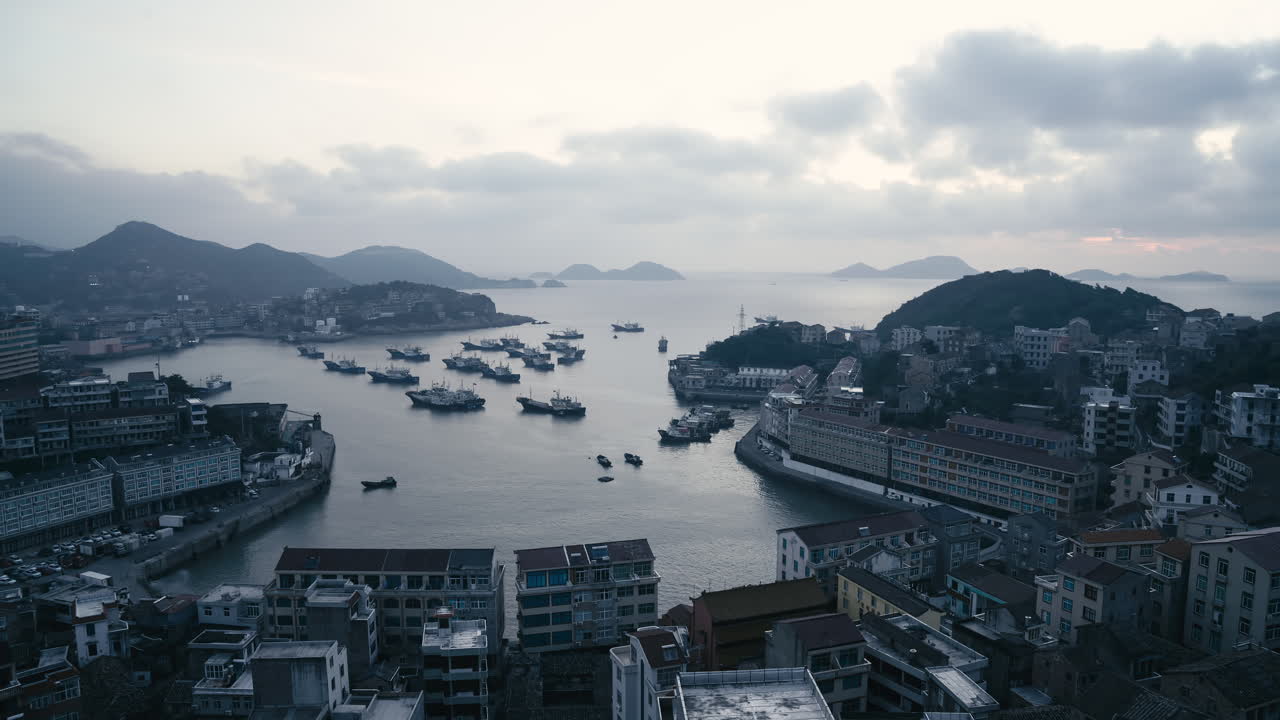 puerto marítimo con casas residenciales alrededor, en taizhou, zhejiang.