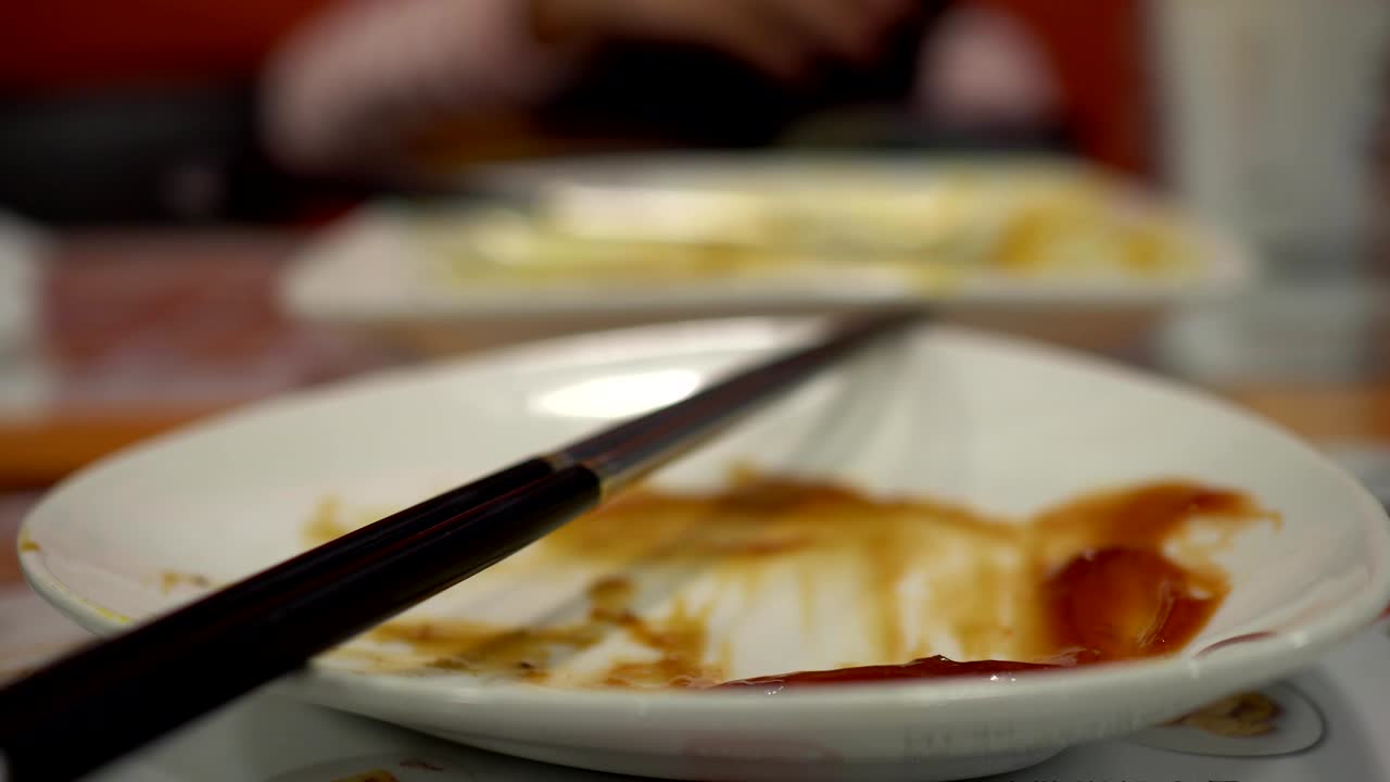 식당에서 음식을 먹은 후 빈 접시. 가락으로.