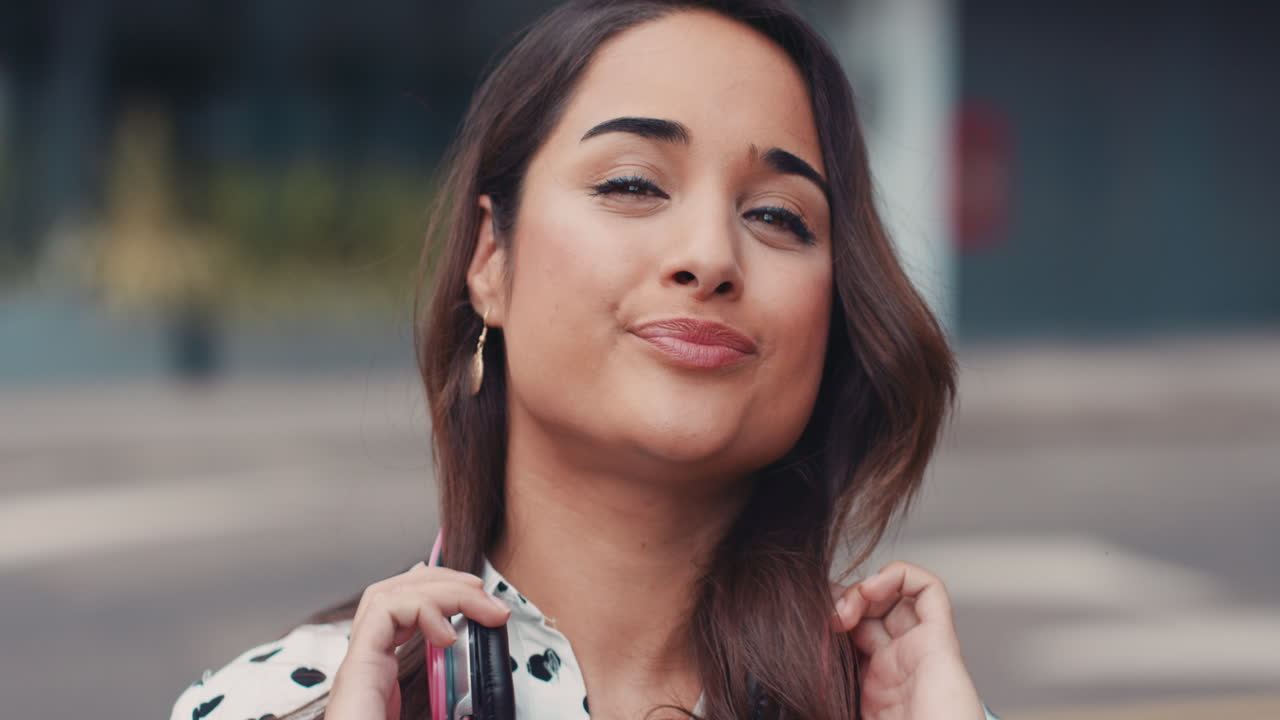 retrato en cámara lenta de una hermosa mujer india escuchando música