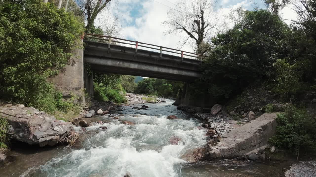 하천의 물이 산의 콘크리트 다리 으로 내려오면서 하천을 상승시키는 공중 도리