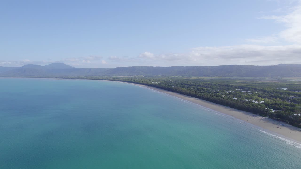 paisaje marino tranquilo en la playa de cuatro millas en port douglas, queensland, australia - toma aérea de drones