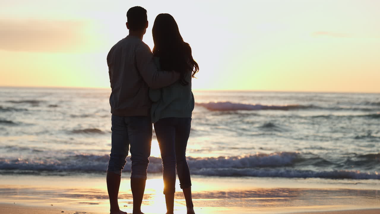 silhouette, coppia e abbraccio sulla spiaggia