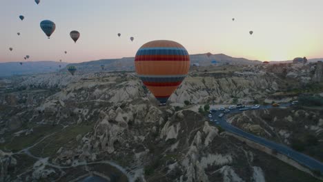 tiro de drone de globo aerostático en capadocia