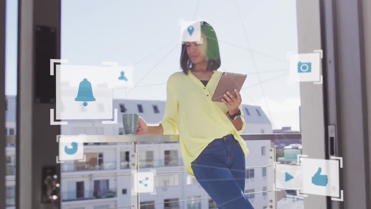 animación de iconos de las redes sociales sobre una mujer biracial usando una tableta