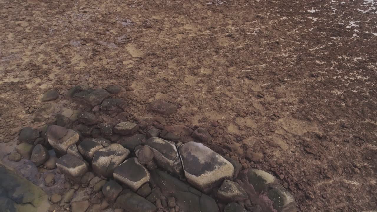 отлив на скалистой береговой линии