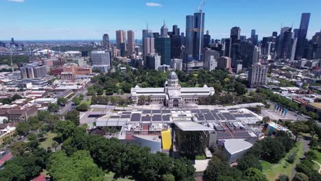 Luftumkreisende-Charlton-Gardens-Mit-Melbourne-Museum-Und-Blick-Auf-Die-Stadt