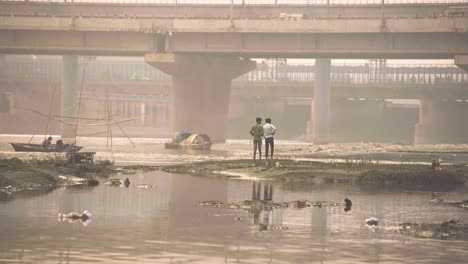 Muchachos-De-Pie-En-Yamuna-Ghat-Delhi