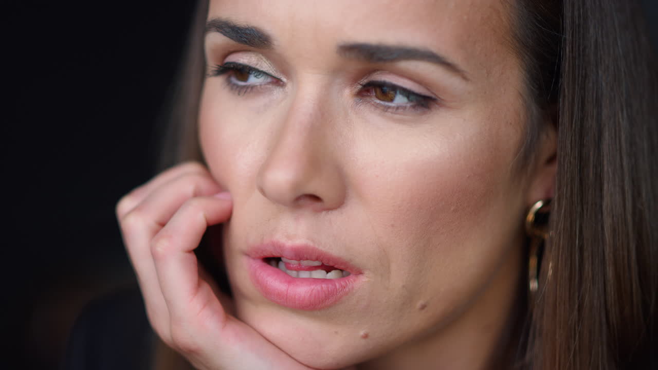 cara de mujer de negocios reflexiva. mujer profesional pensando en el proyecto