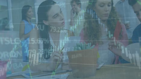 animación del procesamiento de datos financieros sobre diversas personas de negocios que trabajan en la oficina