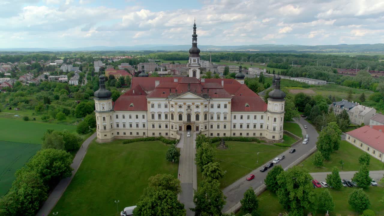 hospital militar del monasterio hradisko en olomouc en un día soleado en la región de moravia, en el fondo un cielo azul con nubes blancas, tiro aéreo de drones