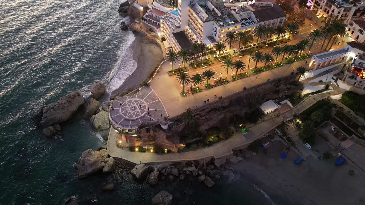 nerja balcon de europa por la noche en malaga, costa del sol, andalucia, españa - antena 4k dando vueltas