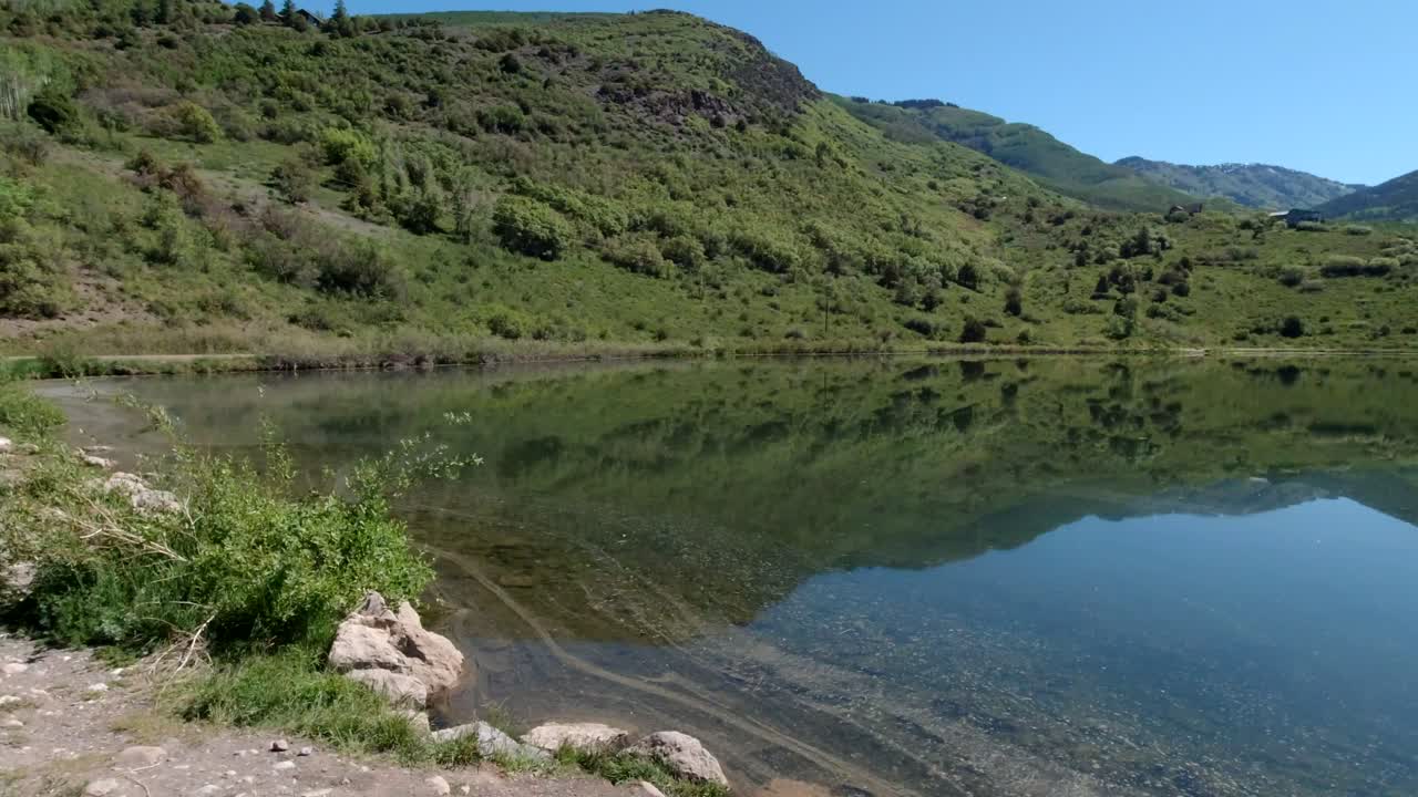 el reflejo sereno del lago de montaña