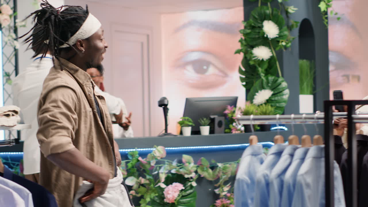 hombre feliz con pantalones baratos en la tienda