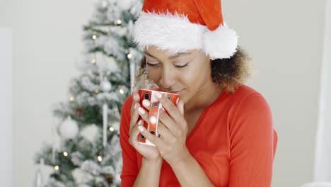 niña disfrutando de un café el día de navidad
