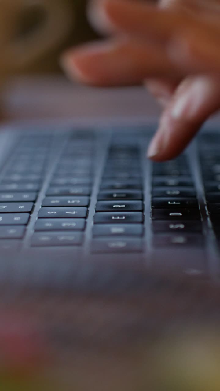 persona escribiendo en el teclado de una laptop