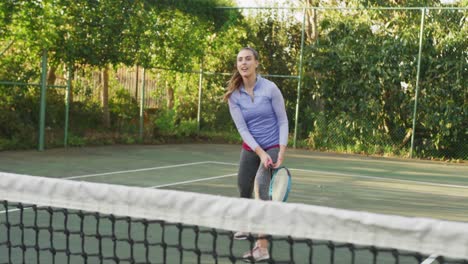 Vídeo-De-Una-Mujer-Caucásica-Feliz-Jugando-Tenis-En-La-Cancha