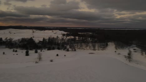 Panorámica-A-Través-De-La-Puesta-De-Sol-Costa-Del-Lago-Michigan