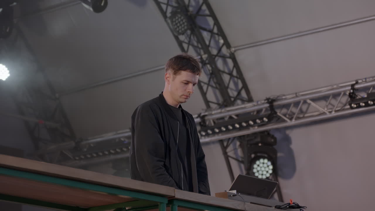 actuación de dj en un festival de música