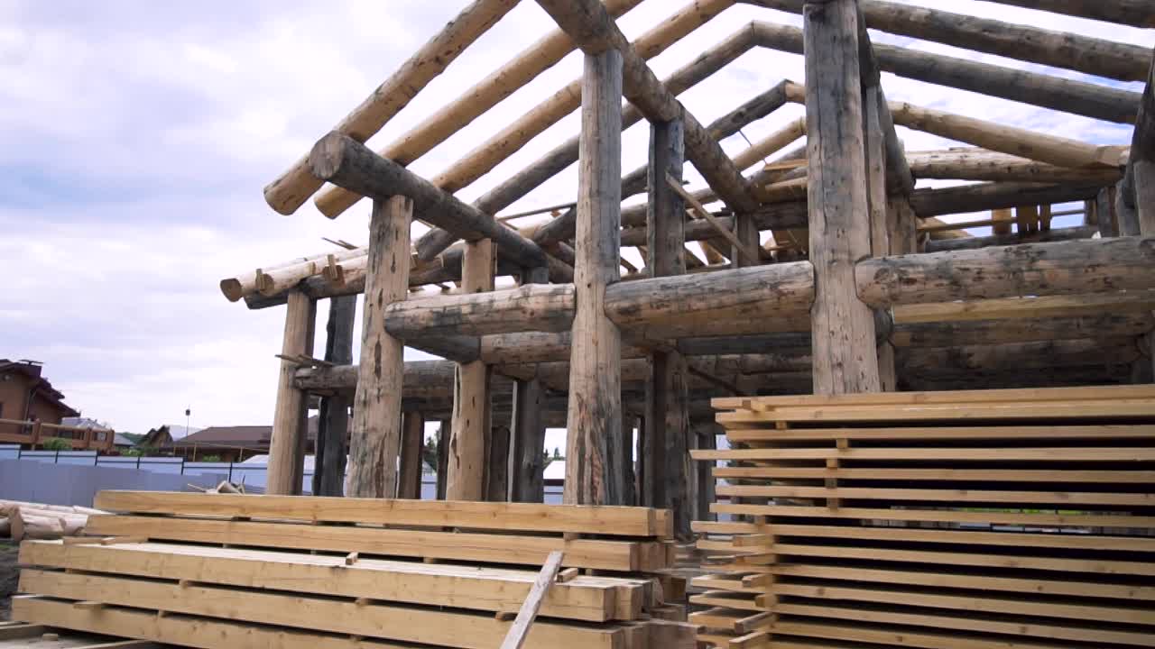 cabaña de madera en construcción
