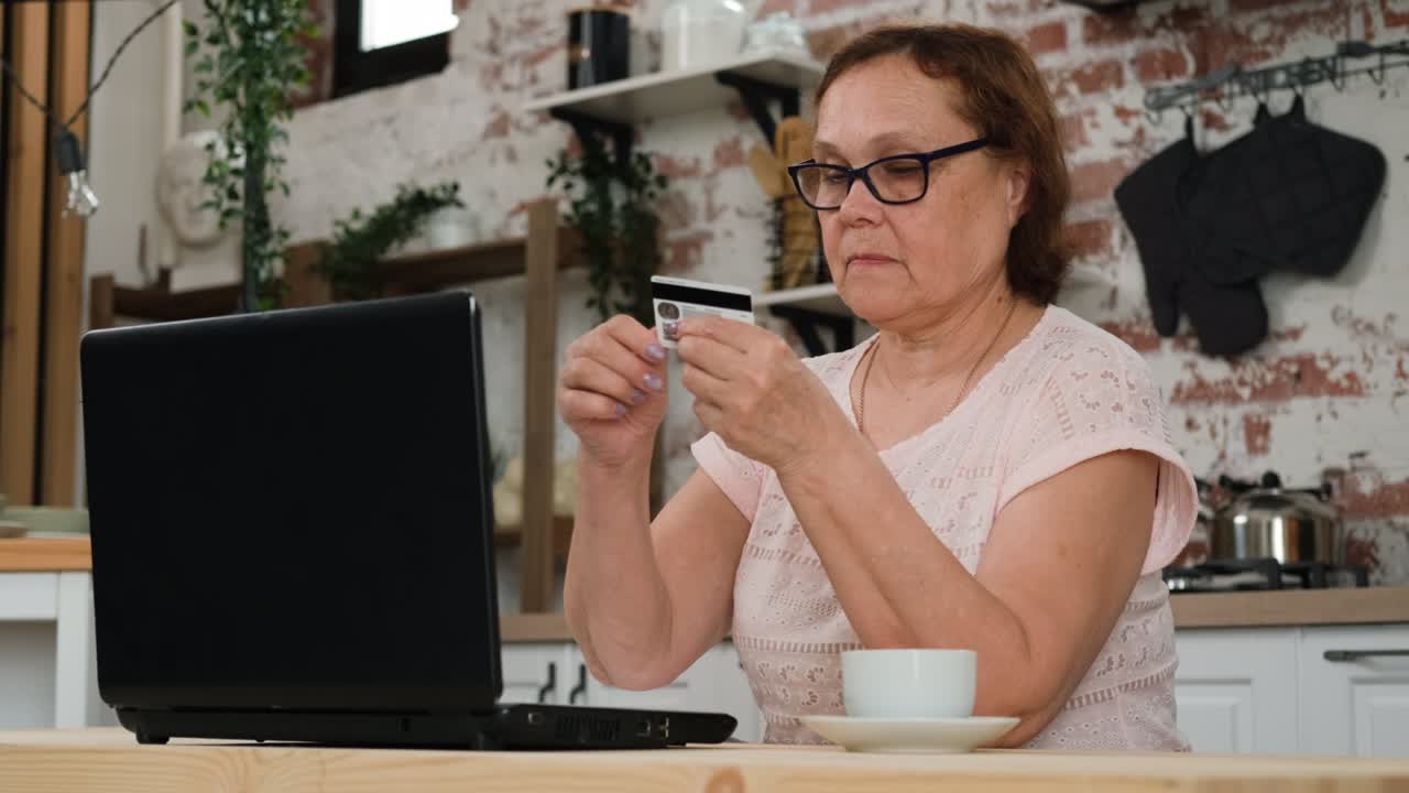 Mulher Madura Realizando Pagamento Online em Casa