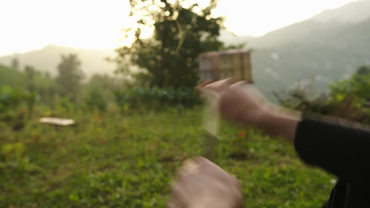 젊은이가 칼로 지이를 벗기고 있다