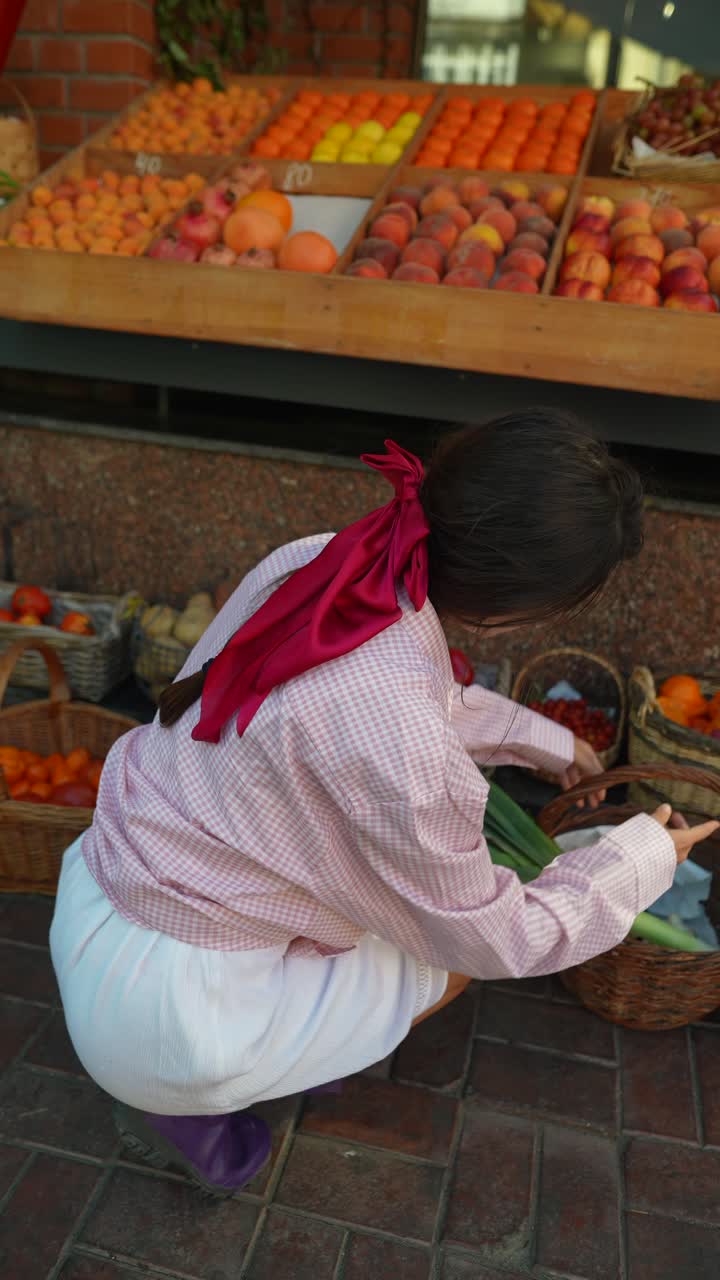mujer comprando productos frescos en un mercado de agricultores