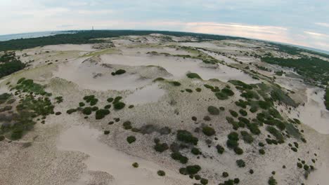 Un-Dron-A-Vista-De-Pájaro-Del-Increíble-Paisaje-Y-Siguiendo-A-Una-Niña-Corriendo-En-Las-Altas-Dunas-De-Arena-Y-Senderos-En-El-Sendero-Dune-Shacks-En-Provincia,-Cape-Cod,-Massachusetts