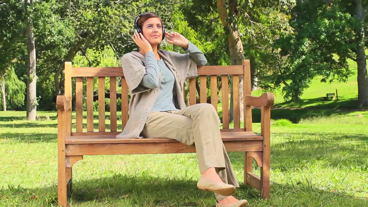 음악을 듣는 젊은 여자