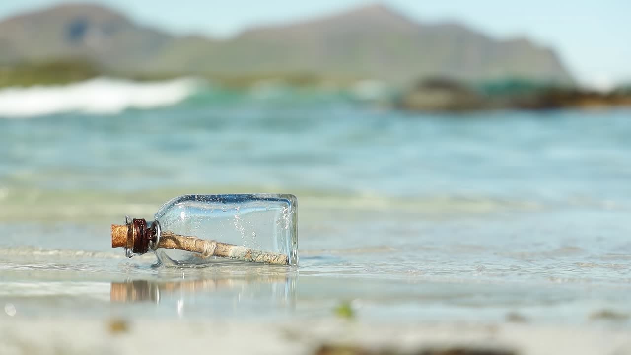mensaje en la botella del océano. conceptos de mensaje.