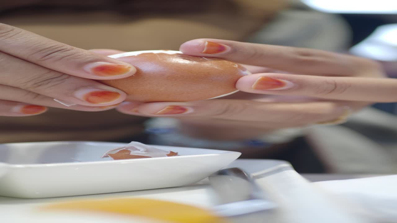 persona pelando un huevo cocido