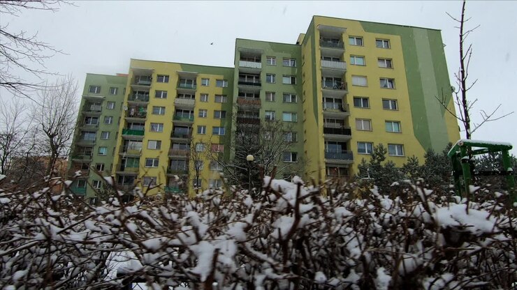 Nevica in un sobborgo della città durante l'inverno