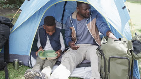 Padre-E-Hijo-Afroamericanos-Disfrutan-De-Acampar-Al-Aire-Libre