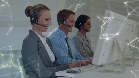 animación de redes de conexiones a través de personas de negocios que usan auriculares telefónicos