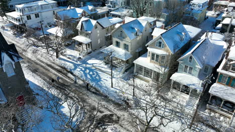 Ciudad-Americana-En-La-Nieve-Fresca-Del-Invierno