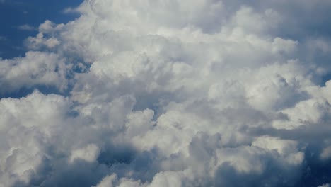 cielo azul con nubes vista a vista de pájaro